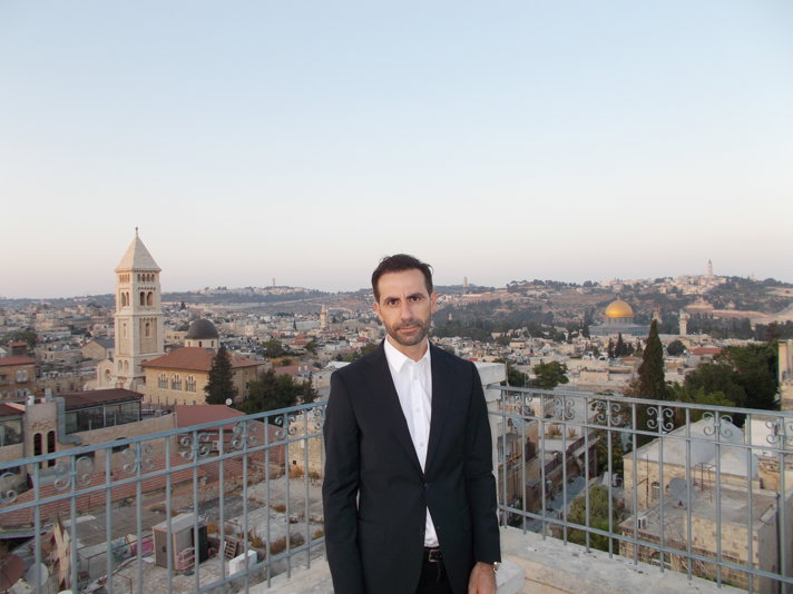 Claude Yousef framför en vy över Jerusalem