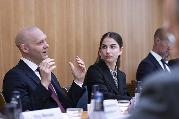 Finansmarknadsminister Niklas Wykman och klimat- och miljöminister Romina Pourmokhtari bredvid varandra