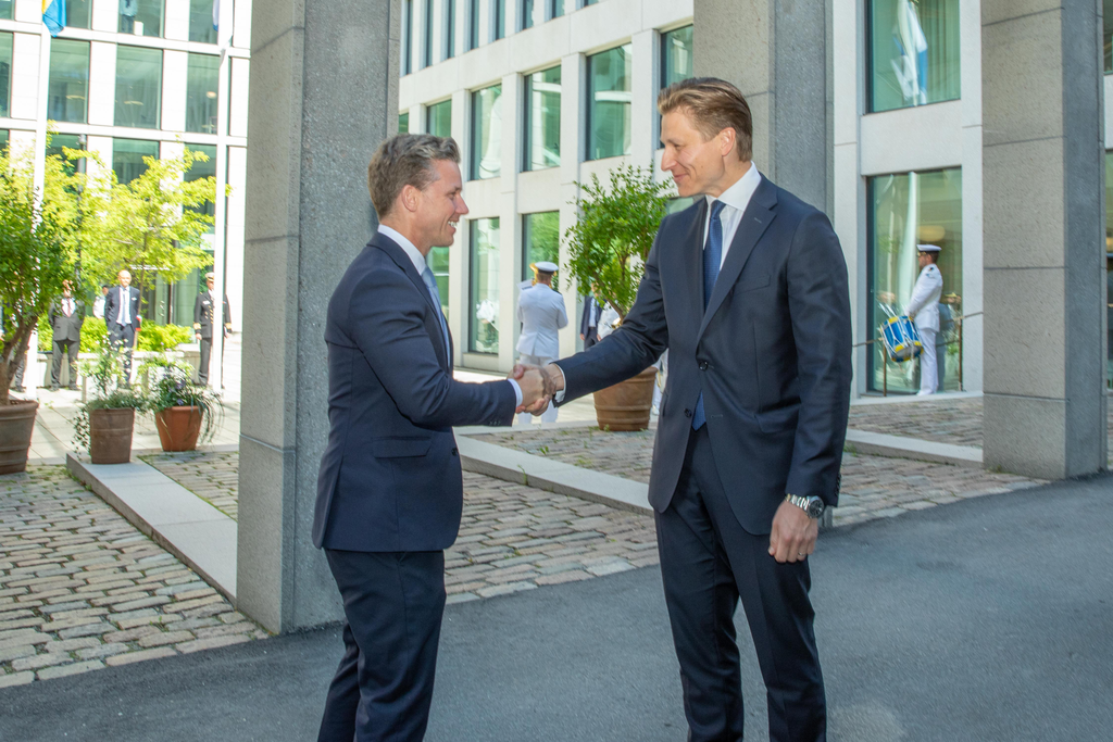 Pål Jonson skakar hand med Antti Häkkänen utomhus. 