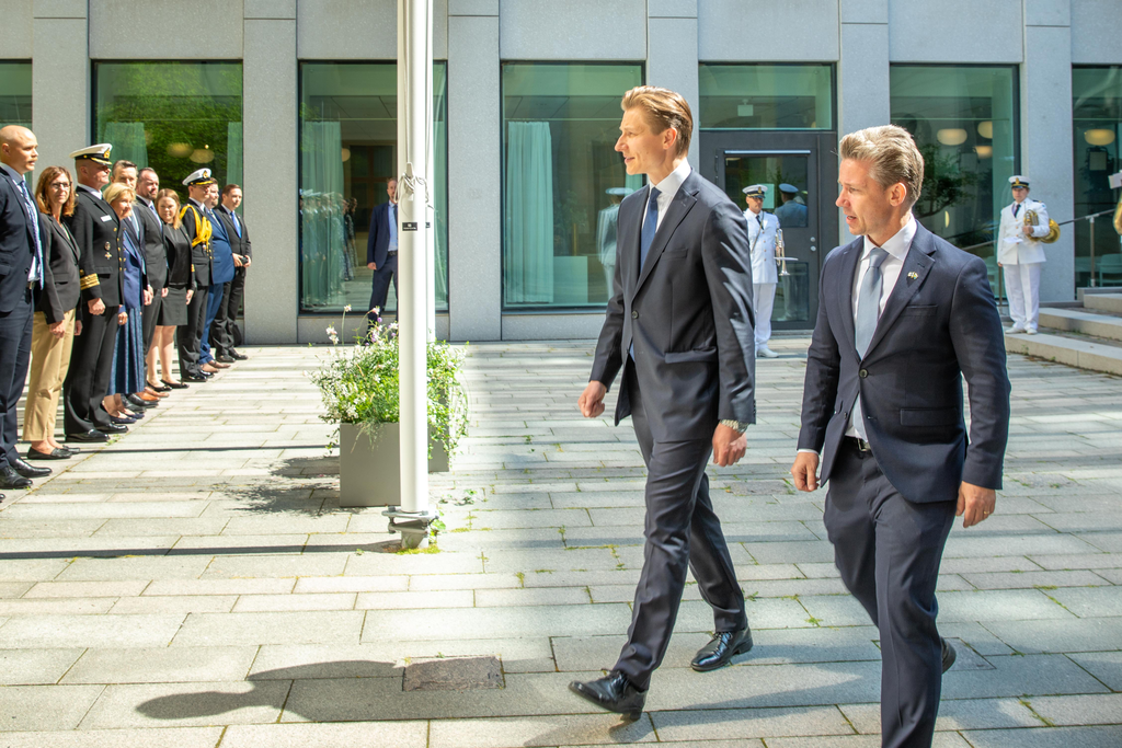 Till vänster i bild Antti Häkkänen och Pål Jonson som hälsar på flera personer utomhus. 