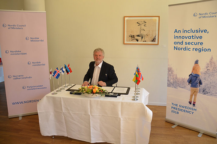 Digitaliseringsminister Peter Eriksson sittandes för att skriva på deklarationen