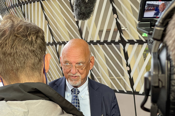 EU-Ministern Hans Dahlgren deltar på mötet i rådsmötet.