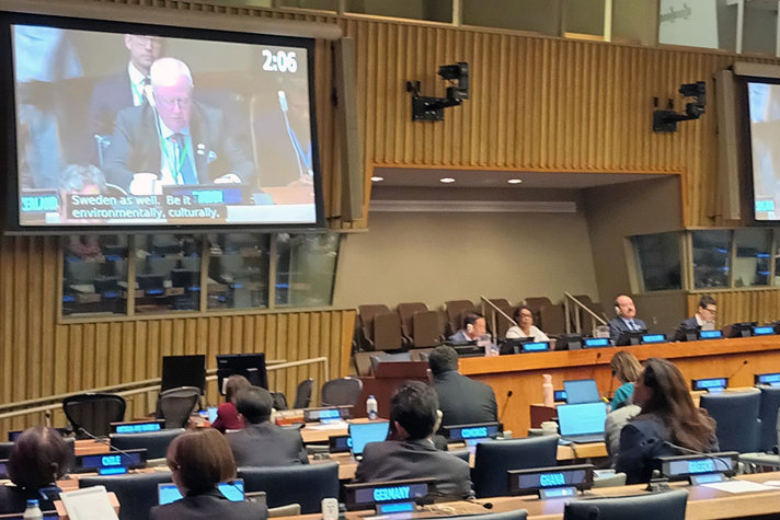 Dan Ericssons anförande visas på storbildsskärm i en sammanträdessal.