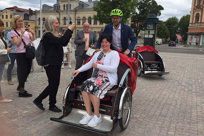 Infrastrukturminister Tomas Eneroth sittandes på cykel som skjutsar kommunstyrelsens ordförande Marlene Burwick