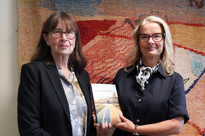 Den särskilda utredaren Eva Durhan överlämnar betänkandet En ny speciallärarutbildning till gymnasie-, högskole- och forskningsminister Lotta Edholm.