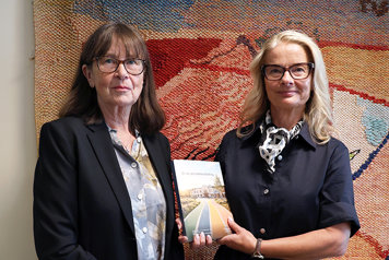 Den särskilda utredaren Eva Durhan överlämnar betänkandet En ny speciallärarutbildning till gymnasie-, högskole- och forskningsminister Lotta Edholm.