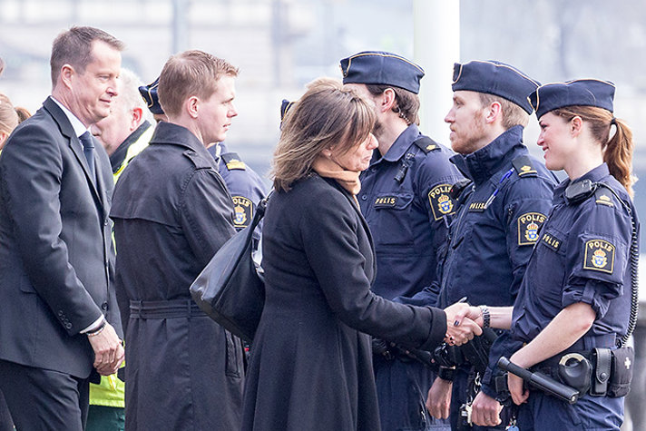 Anders Ygeman, Gustav Fridolin och Isabella Lövin möter poliser. 