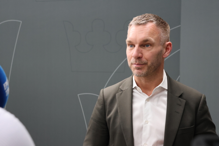 Civilministern svarar på frågor från en journalist.