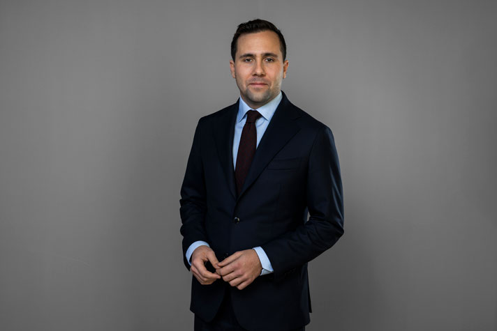 Porträtt i halvfigur av bistånds- och utrikeshandelsminister Benjamin Dousa.