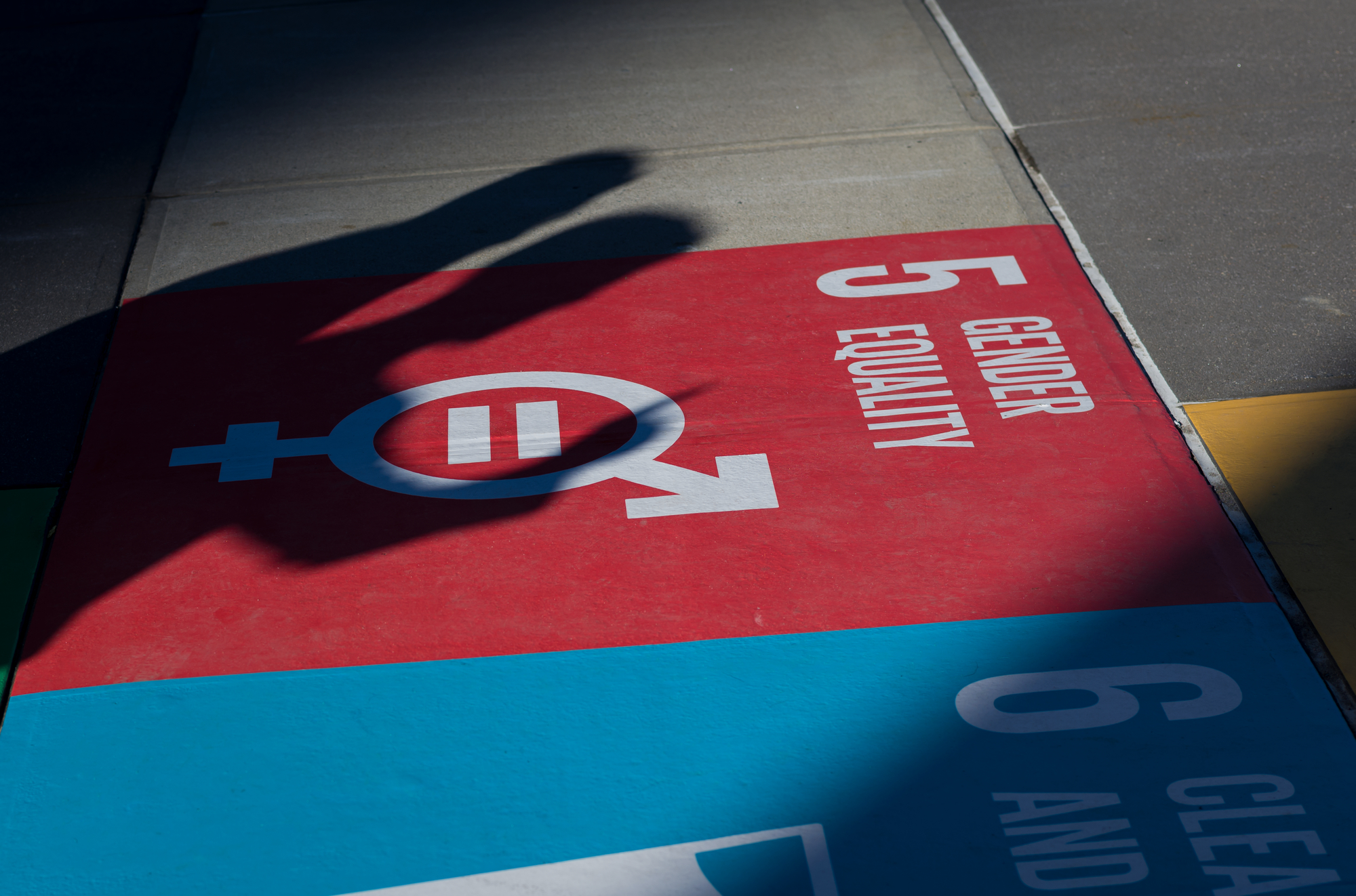 Skylt med symbolen för hållbar utvecklingsmålet för jämställdhet.