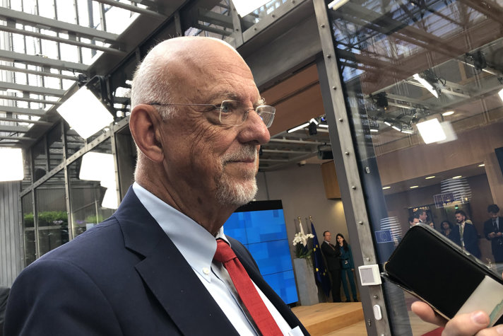 Hams Dahlgren svarar på frågor från media.