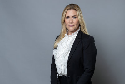 Porträtt i halvfigur på Sophia Metelius mot grå bakgrund.