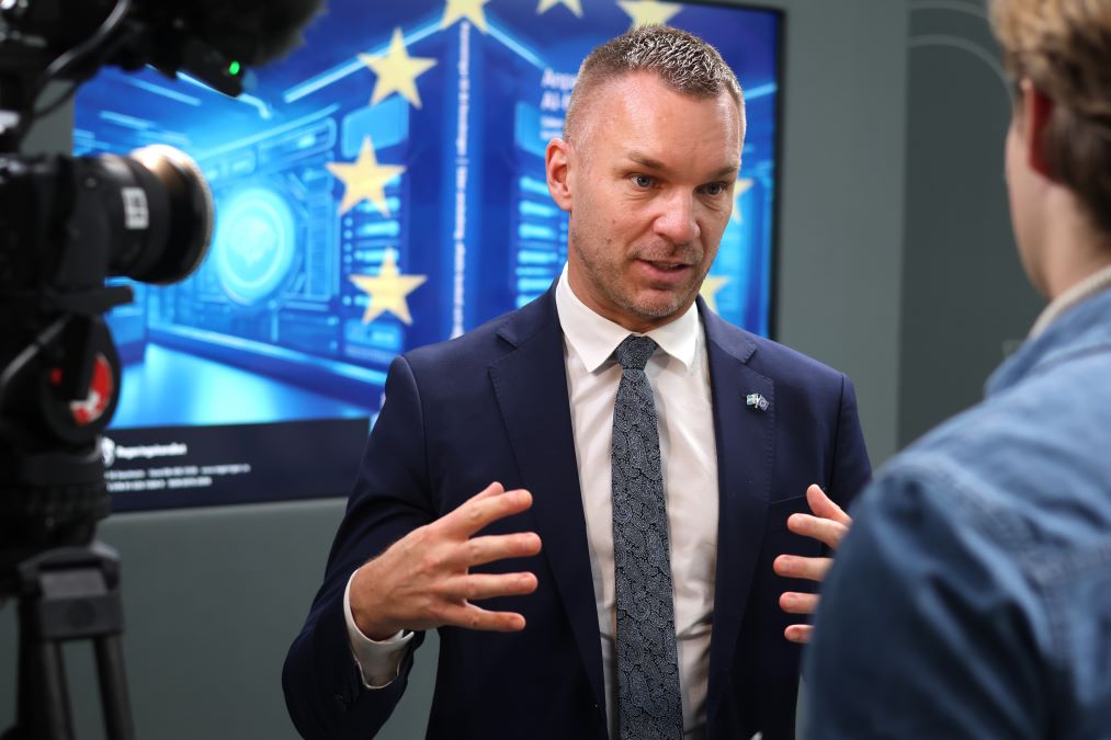 Civilministern talar med journalist.