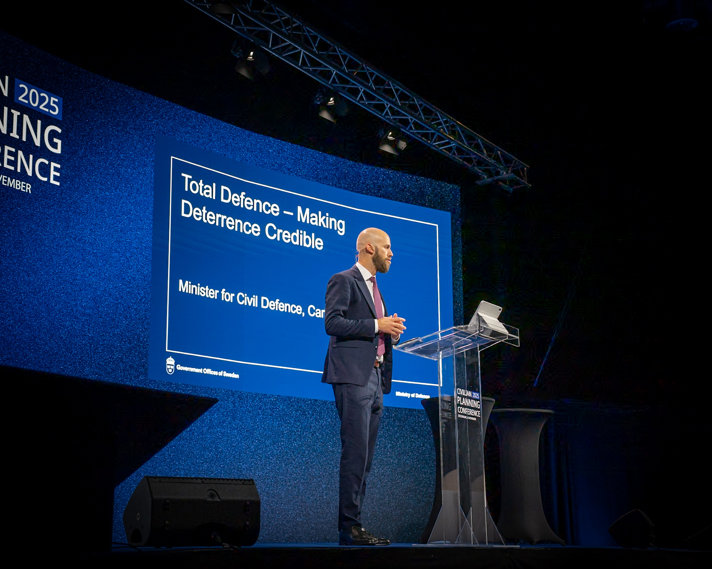 Carl-Oskar Bohlin står på en scen inomhus.