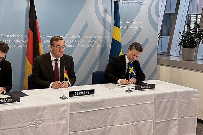 Försvarsminister Pål Jonson skriver under ESSI-avtalet. Initiativtagande nationen Tysklands försvarsminister Boris Pistorius bevittnar undertecknandet.