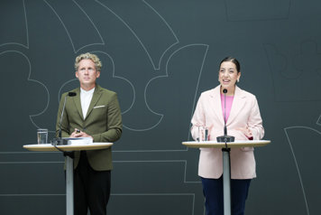 Särskilde utredare Mathias Wahlsten och Simona Mohamsson står bakom varsina talarstolar.