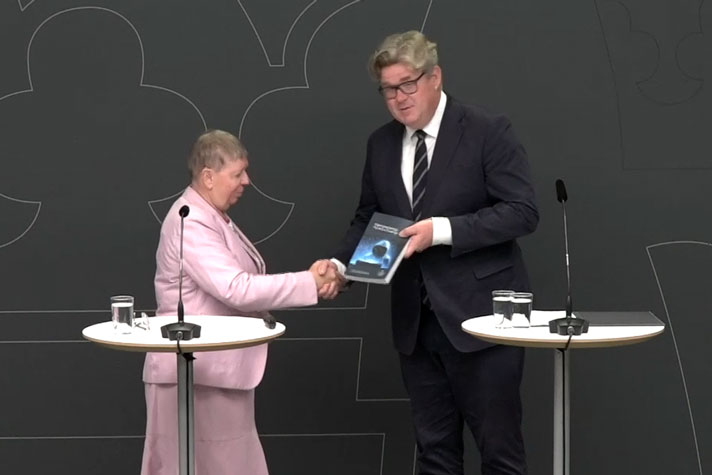 Den särskilde utredaren överlämnar betänkandet till justitieministern.