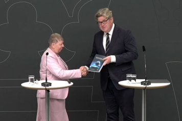 Den särskilde utredaren överlämnar betänkandet till justitieministern.