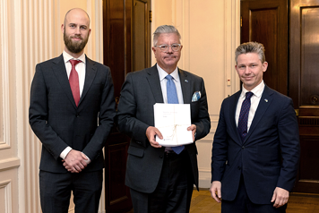 Carl-Oskar Bohlin, Hans Wallmark och Pål Jonson står bredvid varandra.