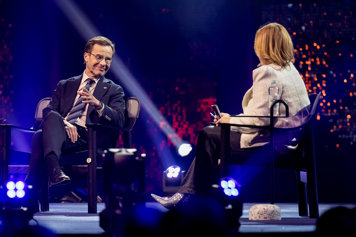 Statsminister Ulf Kristersson i ett scensamtal på Techarena med moderatorn Linda Nyberg.