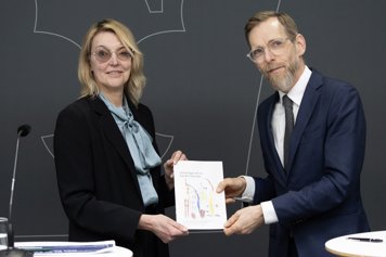 Utredaren Åsa Hansson lämnar över första skriften till socialminister Jakob Forssmed