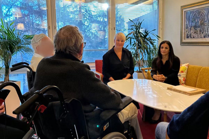 Äldre- och socialförsäkringsminister Anna Tenje och kulturminister Parisa Liljestrand vid besöket på Judiska Hemmet.