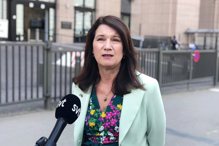Anna Linde utanför mötesbyggnaden i Bryssel