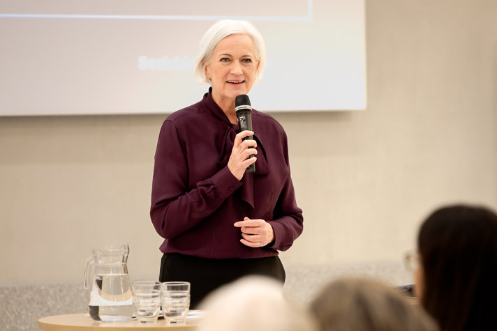 Acko Ankarberg Johansson håller i en mikrofon och talar.