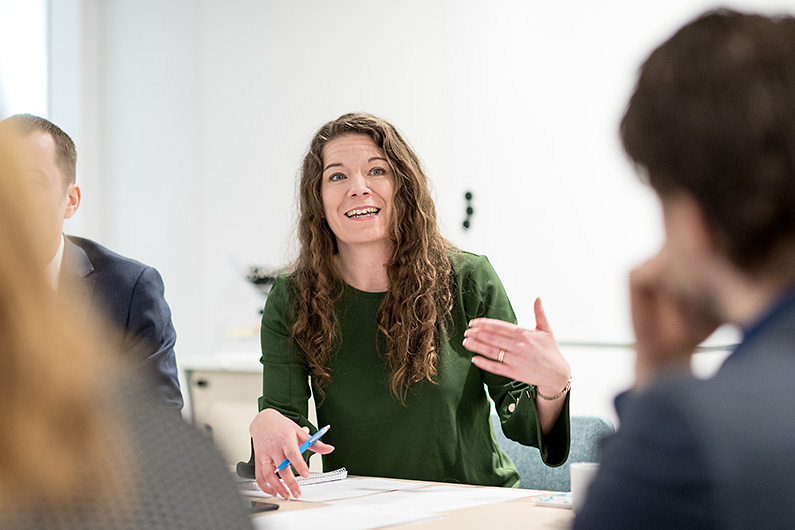 Paula Carvalho Olovsson, statssekreterare hos EU-minister Hans Dahlgren, håller i mötet.