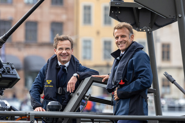 Ulf Kristersson och Emmanuel Macron ombord på en svensk stridsbåt.