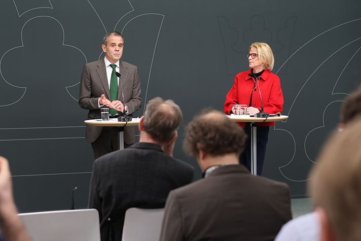 Den särskilda utredaren Fredrik Hammarström och  finansminister Elisabeth Svantesson.