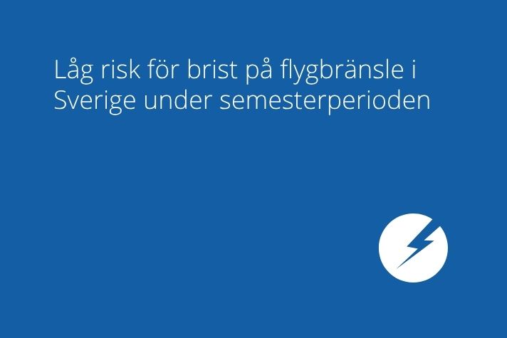 Vit blixtsymbol mot blå bakgrund med texten Låg risk för brist på flygbränsle i Sverige under semesterperioden.