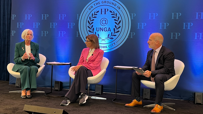 Foto på panelsamtal med tre personer.