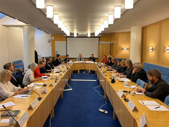 Bild på ett möte. Representanter från regeringen, myndigheter och arbetsmarknadens parter sitter runt ett stort bord. 