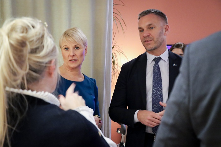 Anna Tenje och Erik Slottner på besök på äldreboende i Tyresö.