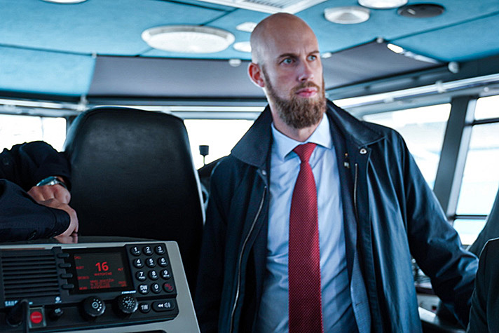 Minister för civilt försvar Carl-Oskar Bohlin på kommandobryggan på ett av Kustbevakningens fartyg.