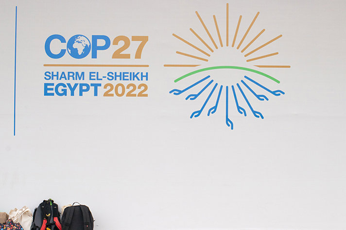Bild på vägg med COP27-logotyp