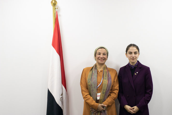 Egyptens miljöminister Dr Yasmine Fouad och klimat- och miljöminister Romina Pourmokhtari bredvid varandra vid Egyptens flagga