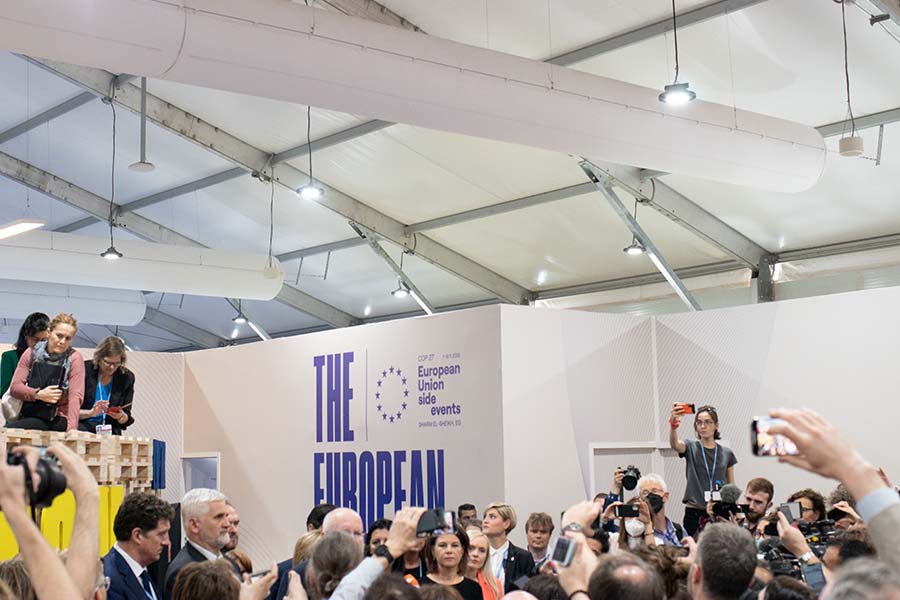 Presspersoner samlade i stor skara vid paviljong