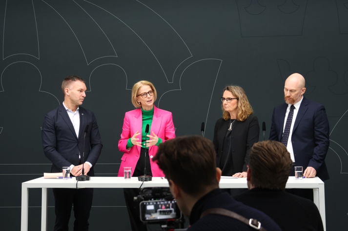 Civilministern, finansministern, och två representanter från Konsumentverket respektive Konjunkturinstitutet talar till journalister vid en pressträff.
