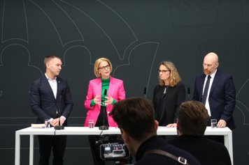 Civilministern, finansministern, och två representanter från Konsumentverket respektive Konjunkturinstitutet talar till journalister vid en pressträff.