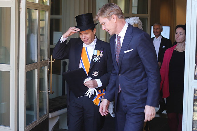 Rumäniens ambassadör och UD:s protokollchef. 