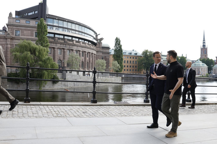 Ukrainas president Volodymyr Zelenskyj och statsminister Ulf Kristersson utanför Sveriges riksdag.