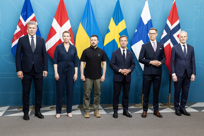 Familjefoto från nordisk-ukrainskt toppmöte i Stockholm på temat säkerhet och försvar.