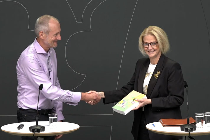 Finansminister Elisabeth Svantesson. tar emot betänkandet från utredare Clas Olsson.