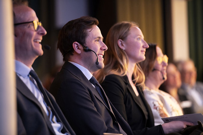 Bistånds- och utrikeshandelsminister Benjamin Dousa lyssnar.