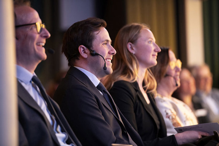 Bistånds- och utrikeshandelsminister Benjamin Dousa lyssnar.