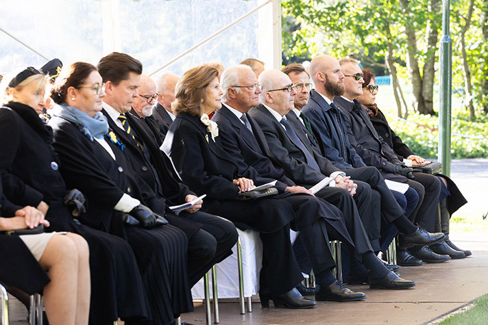 Gäster följer ceremonin