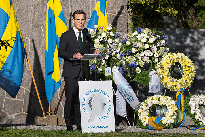 Statsminister Ulf Kristersson vid talarstolen