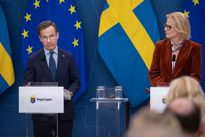 De medverkande står vid var sin talarstol.